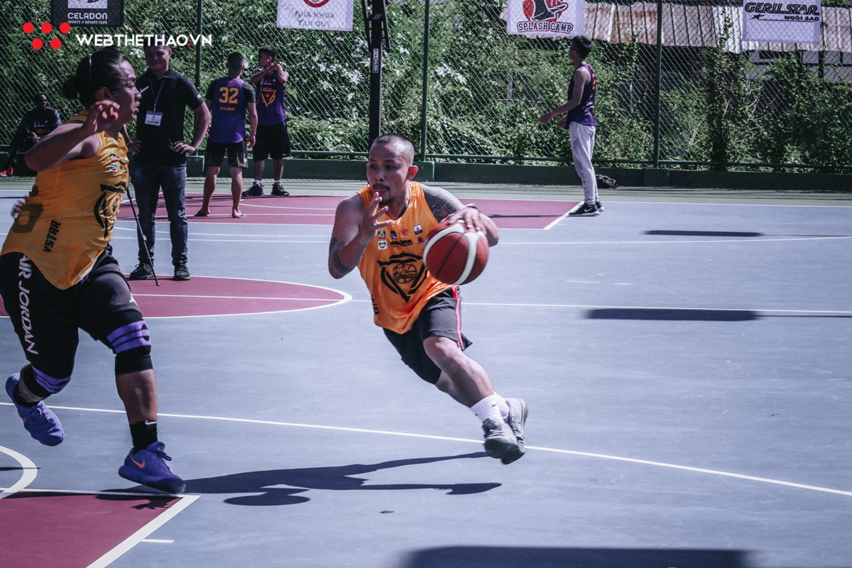 Khai mạc giải Bóng rổ 4x4 Vstar League 2019: Cháy hết mình cùng quả bóng cam bất chấp cái nắng chói chang Khai mạc giải Bóng rổ 4x4 Vstar League 2019: Cháy hết mình cùng quả bóng cam bất chấp cái nắng chói chang